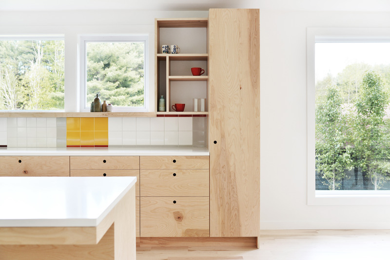 Dossier de presse | 5301-04 - Communiqué de presse | Pine Lane House - Ballman Khapalova - Architecture résidentielle - Interior - Kitchen with Custom Backsplash - Crédit photo : Ballman Khapalova