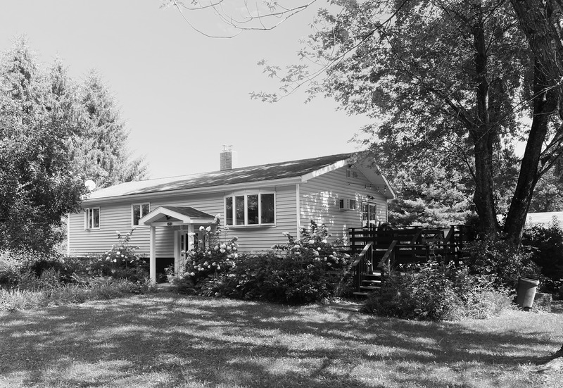 Dossier de presse | 5301-04 - Communiqué de presse | Pine Lane House - Ballman Khapalova - Architecture résidentielle - Exterior Photo of Original House (Pre-Renovation) - Crédit photo : Ballman Khapalova