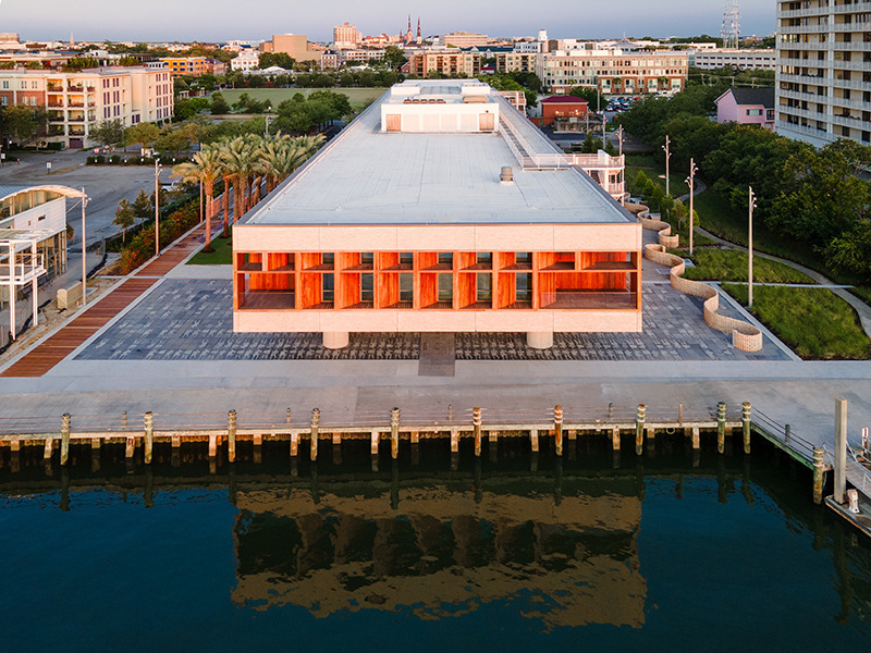 Dossier de presse | 1204-13 - Communiqué de presse | The International African American Museum Opens, Honoring Sacred Ground - Pei Cobb Freed & Partners - Architecture institutionnelle -  The single-story volume of the International African American Museum hovers above historic Gadsden's Wharf.  - Crédit photo :  © Mike Habat 