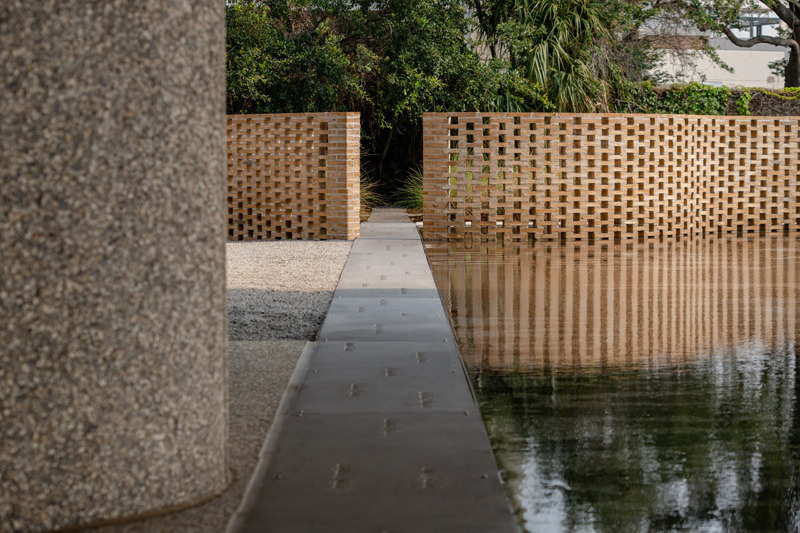 Dossier de presse | 1204-13 - Communiqué de presse | The International African American Museum Opens, Honoring Sacred Ground - Pei Cobb Freed & Partners - Architecture institutionnelle -  A stainless steel band signifying the original edge of Gadsden’s Wharf is engraved with the names of ports of departure and arrival. - Crédit photo : © Mike Habat
