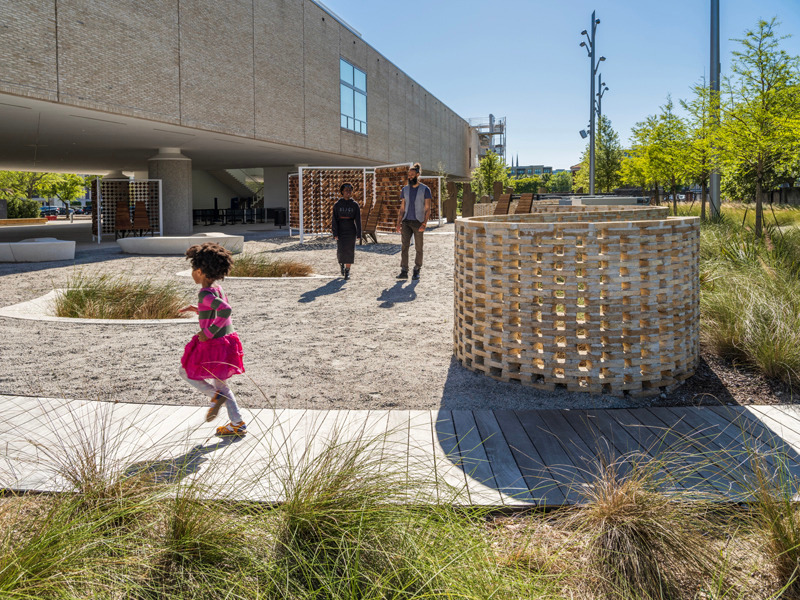 Dossier de presse | 1204-13 - Communiqué de presse | The International African American Museum Opens, Honoring Sacred Ground - Pei Cobb Freed & Partners - Architecture institutionnelle -  The garden draws inspiration from the tapestry of the low-country landscape and the wide-reaching heritage of the African diaspora.  - Crédit photo : © Sahar Coston-Hardy/Esto