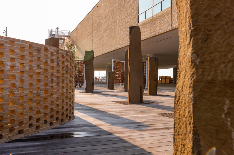 Dossier de presse | 1204-13 - Communiqué de presse | The International African American Museum Opens, Honoring Sacred Ground - Pei Cobb Freed & Partners - Architecture institutionnelle - The Stele Garden along the north side of the museum - Crédit photo : © Mike Habat
