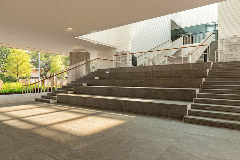 Dossier de presse | 1204-13 - Communiqué de presse | The International African American Museum Opens, Honoring Sacred Ground - Pei Cobb Freed & Partners - Architecture institutionnelle -  Visitors ascend a monumental stair, drawn into the museum through a luminous atrium at the center of the building.  - Crédit photo :  © Mike Habat 