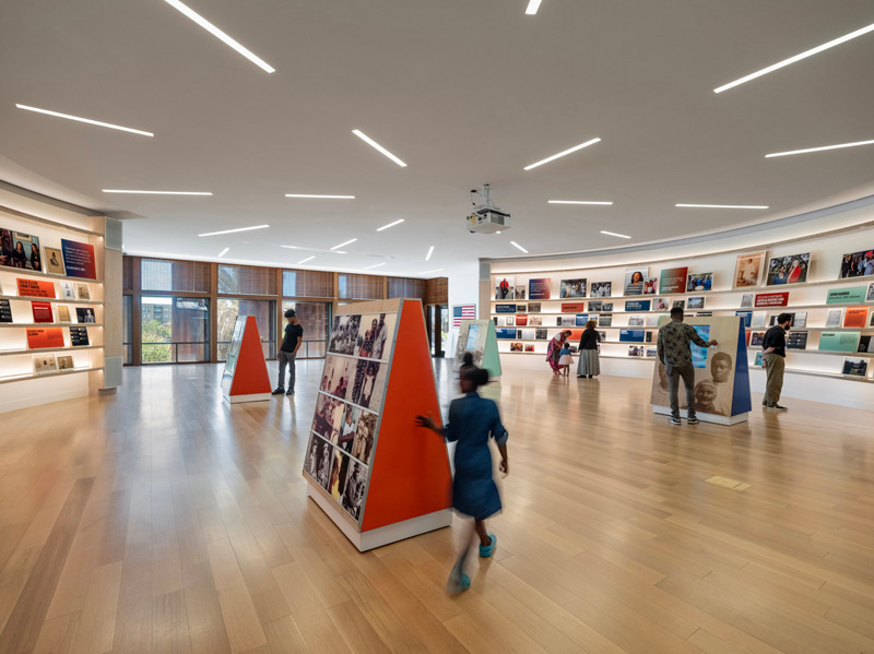 Dossier de presse | 1204-13 - Communiqué de presse | The International African American Museum Opens, Honoring Sacred Ground - Pei Cobb Freed & Partners - Architecture institutionnelle - Center for Family History at the west end of the museum - Crédit photo : © Sahar Coston-Hardy/Esto