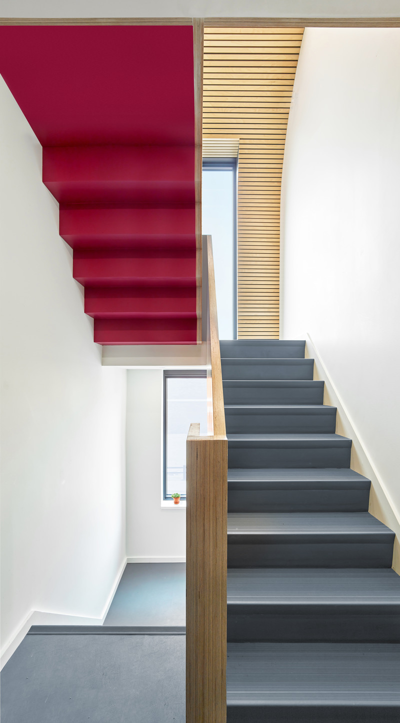 Dossier de presse | 1513-19 - Communiqué de presse | Dubbeldam Office - Dubbeldam Architecture + Design - Architecture commerciale - Pops of colour add a playful vibrancy to the soft material palette of wood, greys and whites.<br> - Crédit photo : Scott Norsworthy