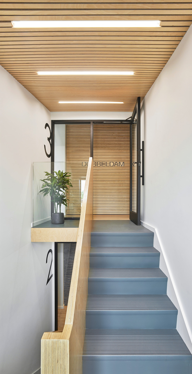 Dossier de presse | 1513-19 - Communiqué de presse | Dubbeldam Office - Dubbeldam Architecture + Design - Architecture commerciale -  The central staircase thematically connects<br>all floors in the building with Baltic birch slats and graphic floor numbers that lead to Dubbeldam’s top floor studio.  <br>  - Crédit photo : Scott Norsworthy