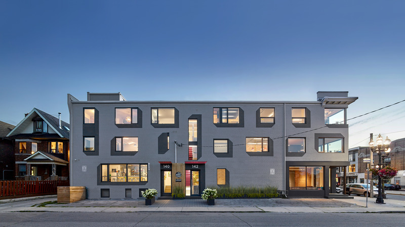 Dossier de presse | 1513-19 - Communiqué de presse | Dubbeldam Office - Dubbeldam Architecture + Design - Architecture commerciale - During the day, the plentiful windows reflect an everchanging Toronto sky. At night, the inner workings of the building are put on full display, offering passersby a glimpse into the creative hub as a beacon of change.  <br> - Crédit photo : Scott Norsworthy