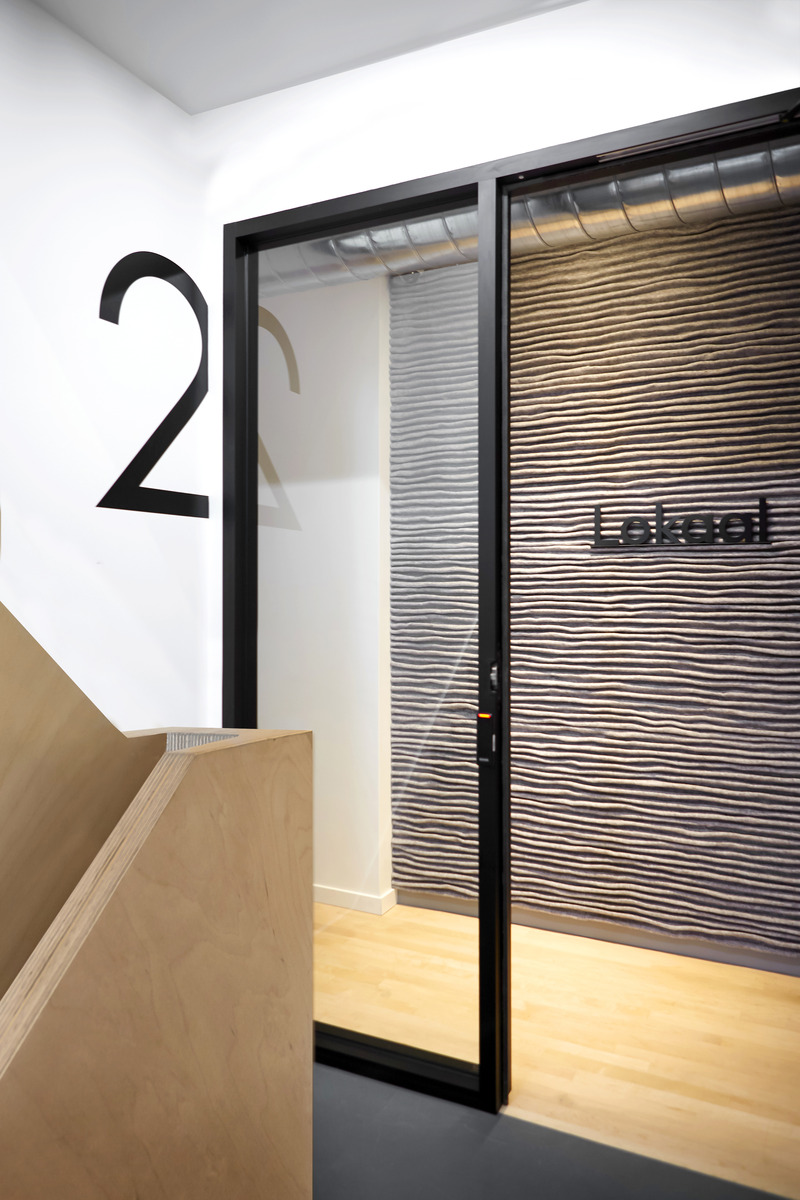 Dossier de presse | 1513-19 - Communiqué de presse | Dubbeldam Office - Dubbeldam Architecture + Design - Architecture commerciale - The Baltic Birch stairs ascend past the second floor home of Lokaal, a coworking space for creative minds. A pleated felt wall by local artist Kathryn Walter of Felt Studio provides a unique welcome to a creative space.<br> - Crédit photo : Scott Norsworthy