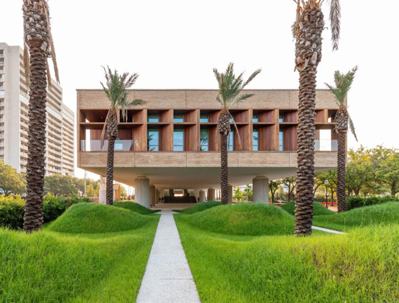 Dossier de presse | 1204-13 - Communiqué de presse | The International African American Museum Opens, Honoring Sacred Ground - Pei Cobb Freed & Partners - Architecture institutionnelle - Dune Garden and west facade of the museum - Crédit photo : © Mike Habat