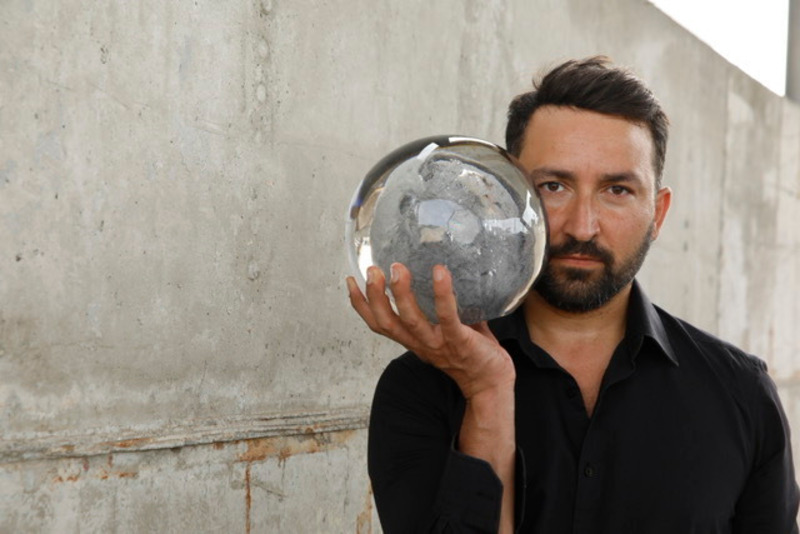 Press kit | 6953-01 - Press release | Forsoultree, Artwork by Luca Gnizio - Luca Gnizio - Art - Ecosocial artist Luca Gnizio with <p class="">Forsoul, the first ever crystal ball incorporating fabric (recycling of carbon fibre), now on permanent display in the prestigious Murano Glass Museum</p> - Photo credit: Luca Brunetti