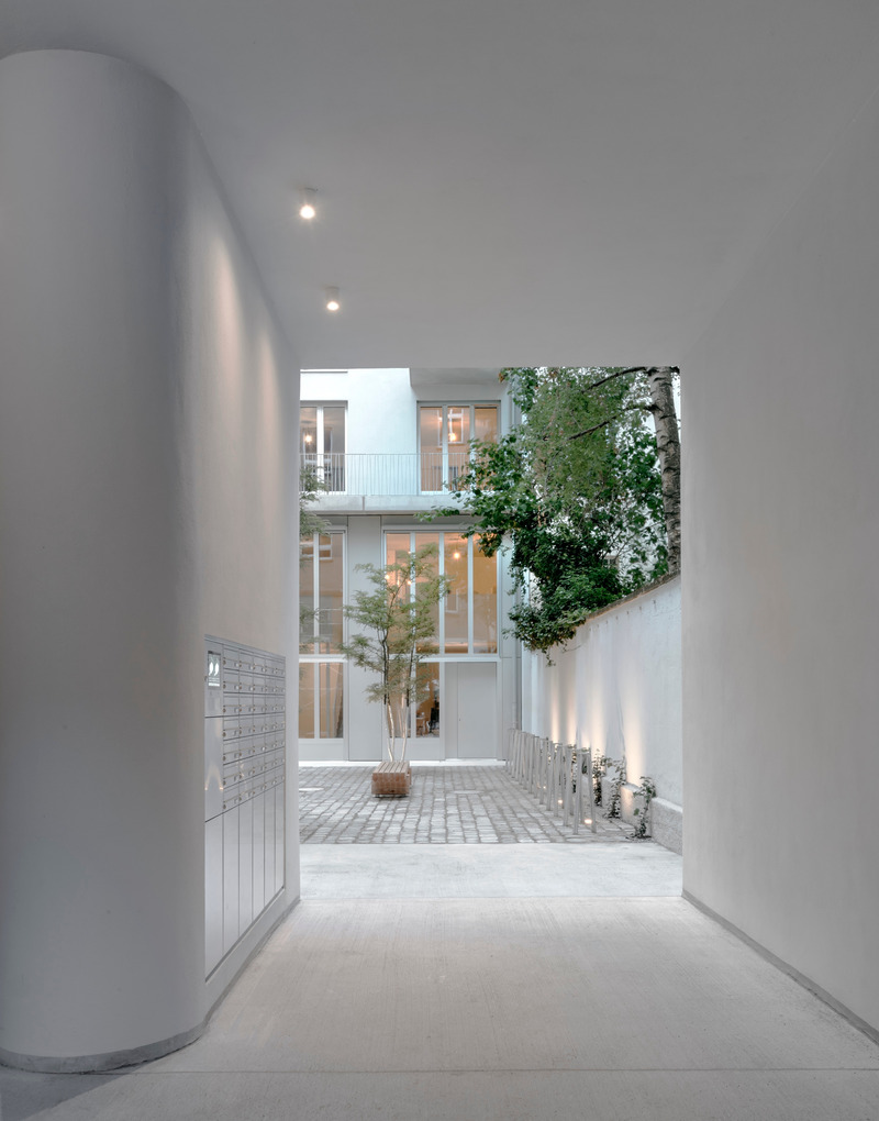 Dossier de presse | 6863-02 - Communiqué de presse | Urban Infill Berlin - Appels Architekten - Architecture résidentielle - <p>Entering the backyard through the drive-through of the carefully restored existing front building.</p> - Crédit photo :  © Simon Menges 