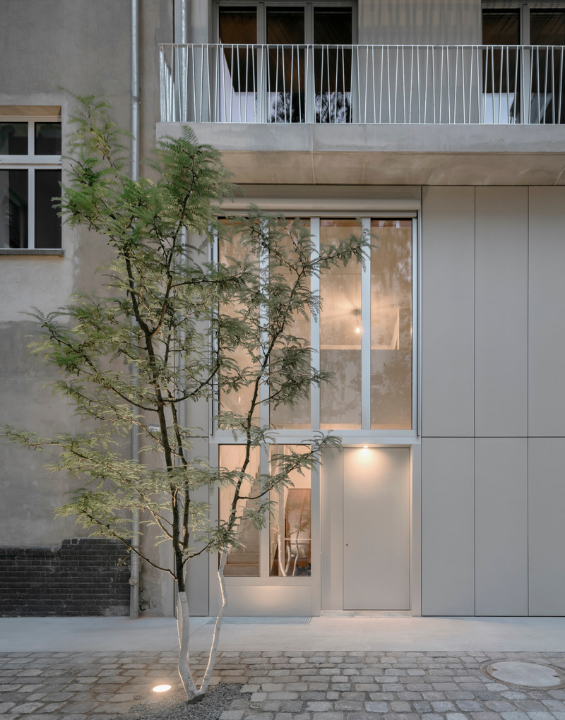 Dossier de presse | 6863-02 - Communiqué de presse | Urban Infill Berlin - Appels Architekten - Architecture résidentielle - <p>Facade Detail - Private entry to one of the groundfloor maisonetts.</p> - Crédit photo : © Simon Menges