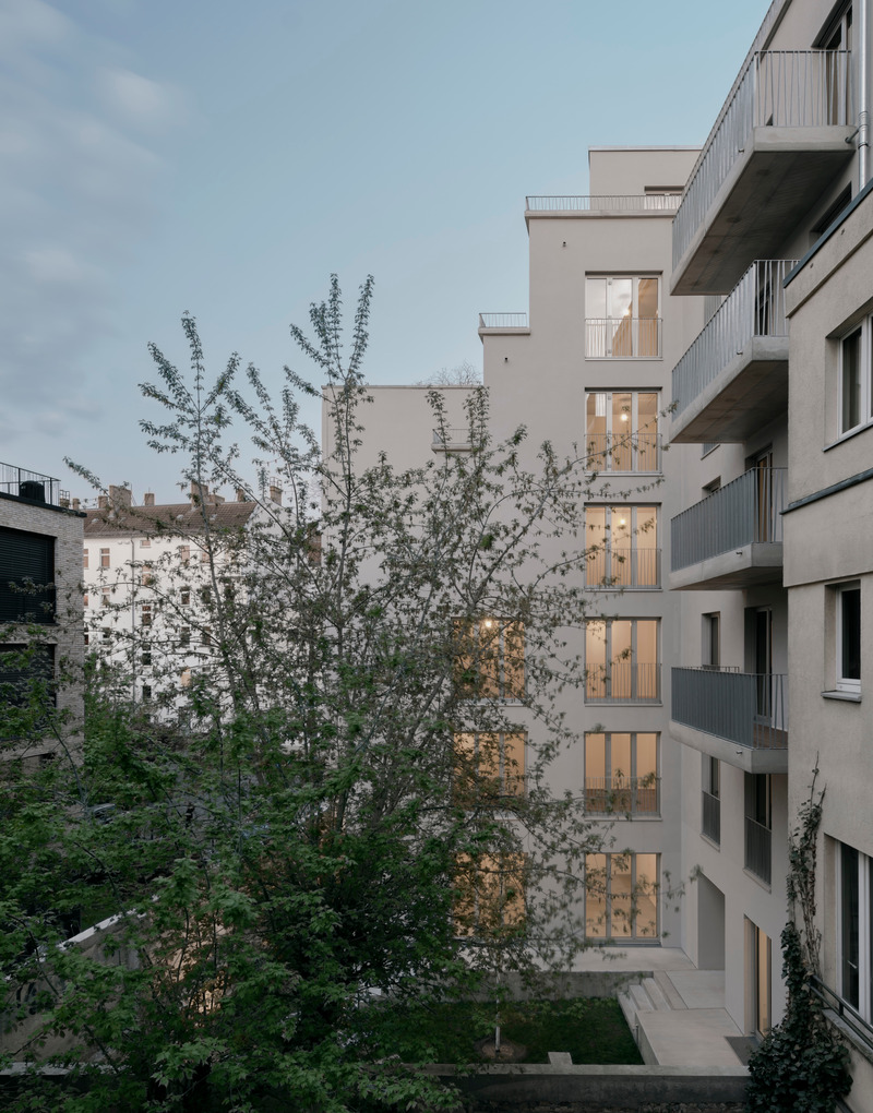 Dossier de presse | 6863-02 - Communiqué de presse | Urban Infill Berlin - Appels Architekten - Architecture résidentielle - Garden courtyard view. - Crédit photo : © Simon Menges