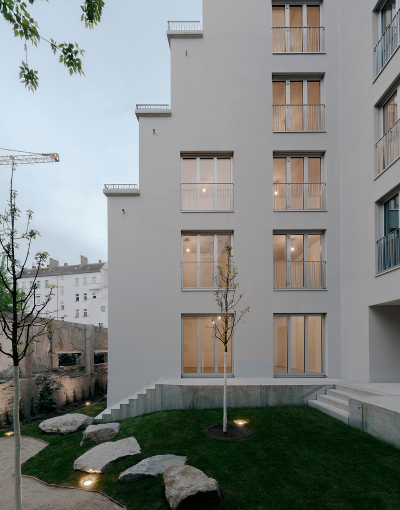 Dossier de presse | 6863-02 - Communiqué de presse | Urban Infill Berlin - Appels Architekten - Architecture résidentielle - <p>Setbacks of the facade in the last courtyard.</p> - Crédit photo : © Simon Menges