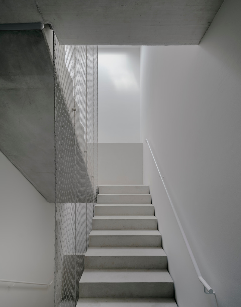 Dossier de presse | 6863-02 - Communiqué de presse | Urban Infill Berlin - Appels Architekten - Architecture résidentielle - Minimal stairwell - Crédit photo : © Simon Menges