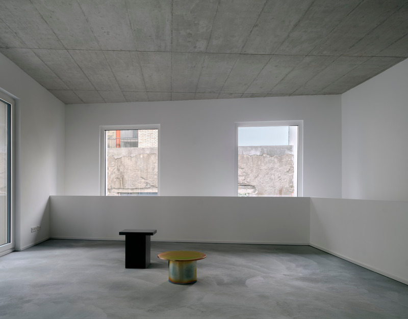 Dossier de presse | 6863-02 - Communiqué de presse | Urban Infill Berlin - Appels Architekten - Architecture résidentielle - <p>On the gallery of one of the garden maisonettes.</p> - Crédit photo : © Simon Menges