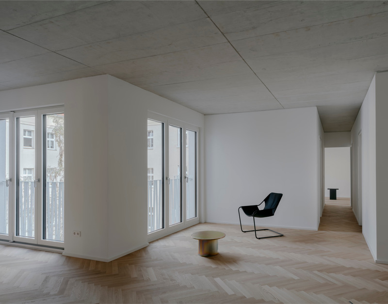 Dossier de presse | 6863-02 - Communiqué de presse | Urban Infill Berlin - Appels Architekten - Architecture résidentielle - Sequence of rooms around the center courtyard. - Crédit photo : © Simon Menges