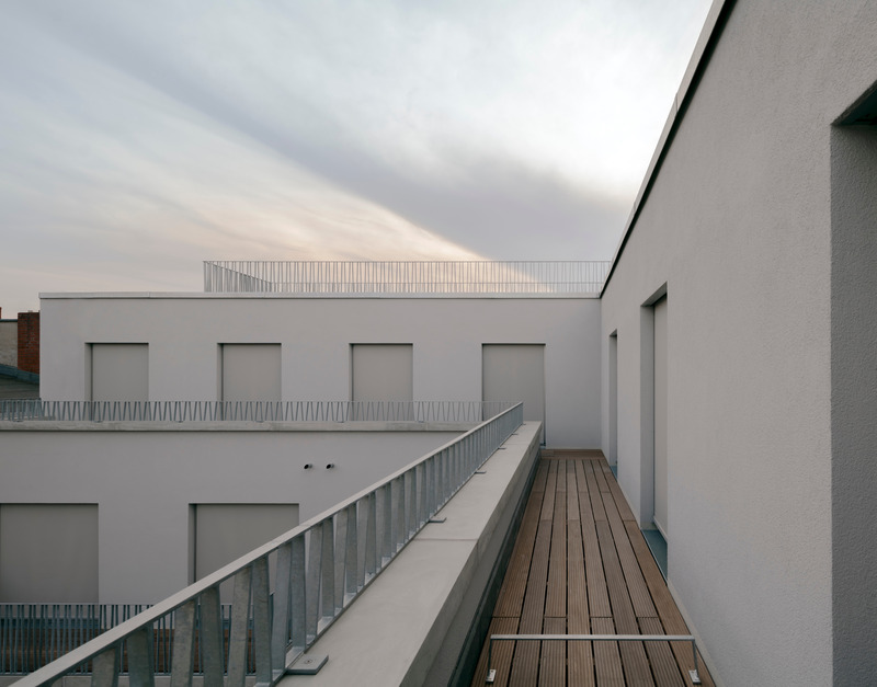 Dossier de presse | 6863-02 - Communiqué de presse | Urban Infill Berlin - Appels Architekten - Architecture résidentielle - Terrace around center courtyard. - Crédit photo : © Simon Menges