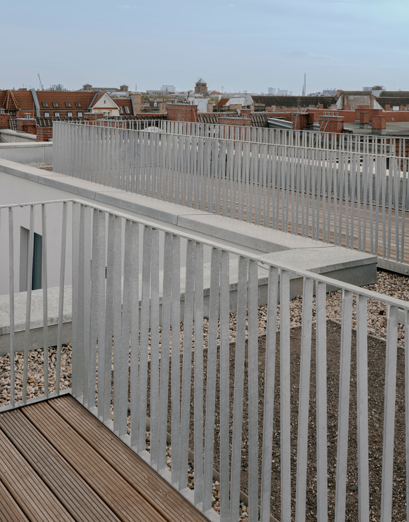 Dossier de presse | 6863-02 - Communiqué de presse | Urban Infill Berlin - Appels Architekten - Architecture résidentielle - Rooftop terrace with views over the Berlin skyline - Crédit photo : © Simon Menges