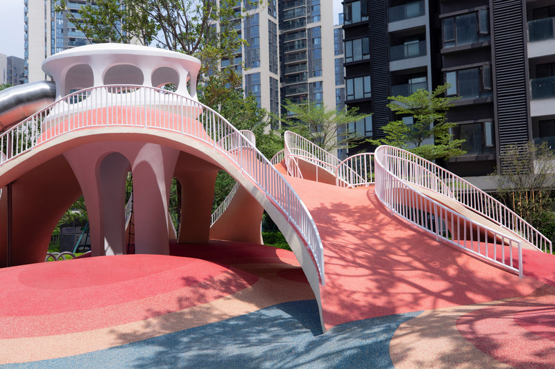 Dossier de presse | 7020-01 - Communiqué de presse | Natural and Organic: Red Dunes Playtopia - XISUI Design - Architecture de paysage -  Reduces column presence and optimizes spatial efficiency  - Crédit photo : Hu Yihao, XISUI Design