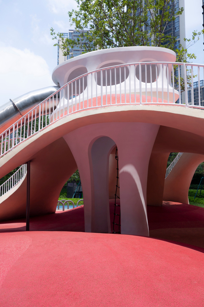 Dossier de presse | 7020-01 - Communiqué de presse | Natural and Organic: Red Dunes Playtopia - XISUI Design - Architecture de paysage -  <p class="">Cabin-style giant slide activity facility</p>  - Crédit photo : Hu Yihao, XISUI Design