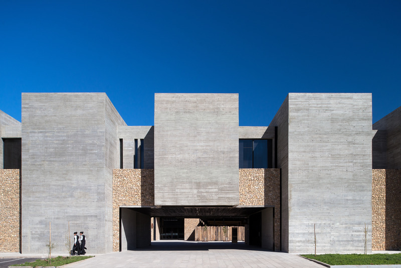 Press kit | 6753-01 - Press release | Ovalle Casino & Hotel - Turner Arquitectos - Commercial Architecture - Entrance  - Photo credit: Felipe Díaz C. 
