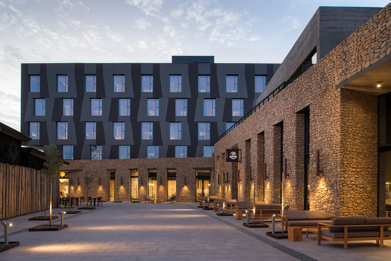 Press kit | 6753-01 - Press release | Ovalle Casino & Hotel - Turner Arquitectos - Commercial Architecture - Main promenade  - Photo credit: Felipe Díaz C.  