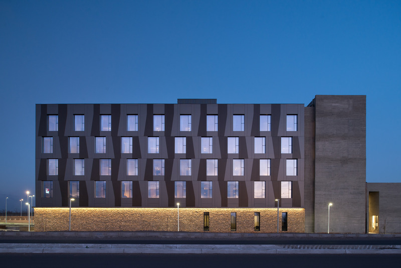 Press kit | 6753-01 - Press release | Ovalle Casino & Hotel - Turner Arquitectos - Commercial Architecture - Night view of the Hotel building - Photo credit: Felipe Díaz C. 