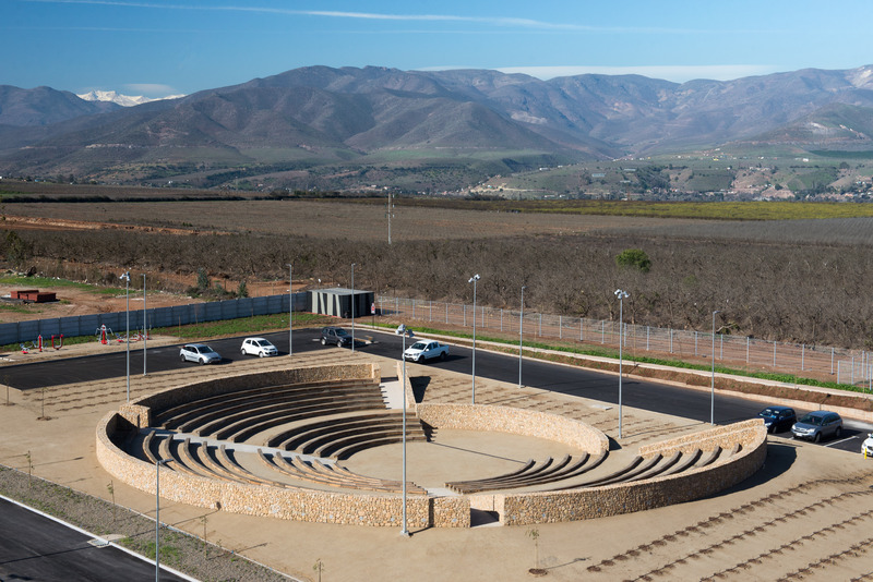 Press kit | 6753-01 - Press release | Ovalle Casino & Hotel - Turner Arquitectos - Commercial Architecture - Aerial view of the amphitheater and Limarí Valley behind - Photo credit: Felipe Díaz C. 