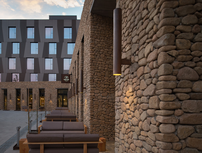 Press kit | 6753-01 - Press release | Ovalle Casino & Hotel - Turner Arquitectos - Commercial Architecture - Stone facade detail  - Photo credit: Felipe Díaz C.