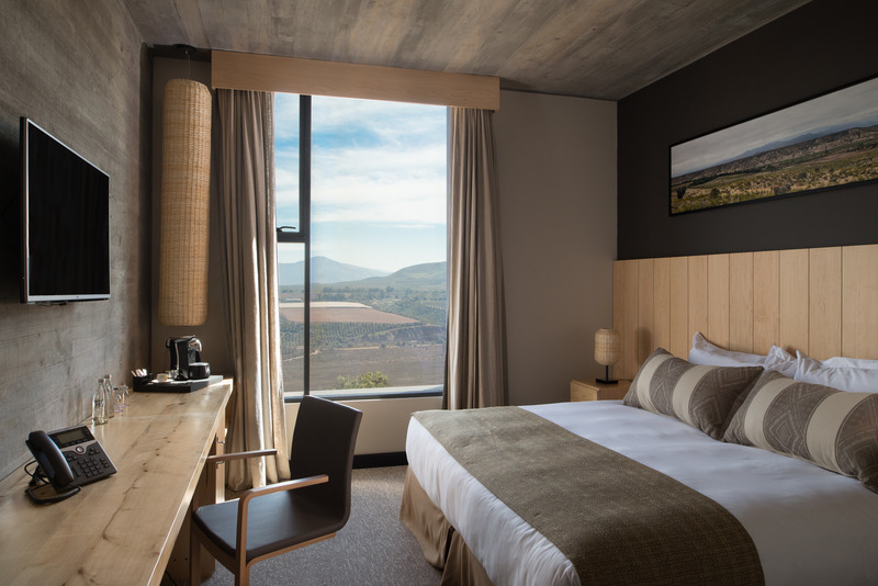 Press kit | 6753-01 - Press release | Ovalle Casino & Hotel - Turner Arquitectos - Commercial Architecture - Hotel Room with Limari Valley view behind - Photo credit: Felipe Díaz C. 