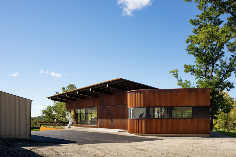 Dossier de presse | 7010-01 - Communiqué de presse | Annex, A Sculptor's Studio - Birdseye - Architecture résidentielle - Exterior - View from Northeast - Closed Door - Crédit photo : Michael Moran