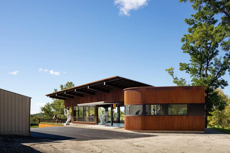Dossier de presse | 7010-01 - Communiqué de presse | Annex, A Sculptor's Studio - Birdseye - Architecture résidentielle - Exterior - View from Northeast - Open Door - Crédit photo : Michael Moran