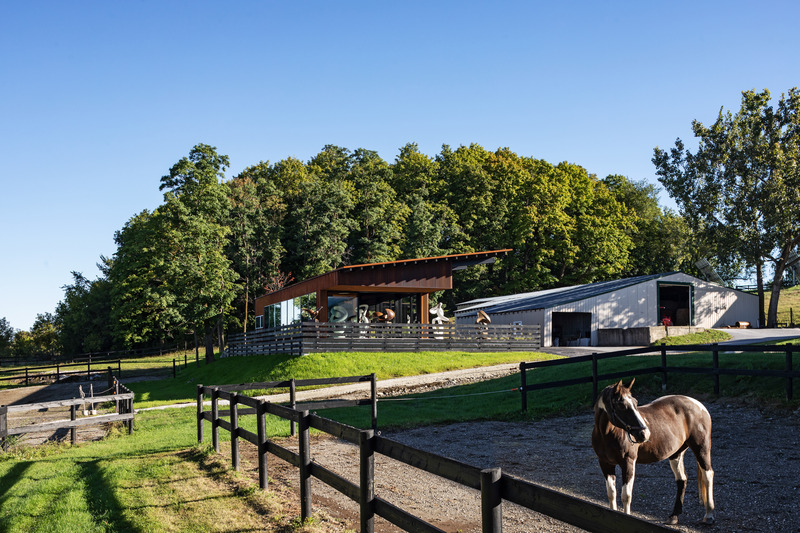 Dossier de presse | 7010-01 - Communiqué de presse | Annex, A Sculptor's Studio - Birdseye - Architecture résidentielle - Exterior - View from Horse Paddock - Crédit photo : Michael Moran