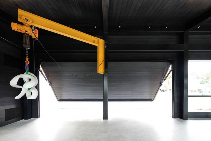 Dossier de presse | 7010-01 - Communiqué de presse | Annex, A Sculptor's Studio - Birdseye - Architecture résidentielle - Interior - Jib Crane and Loading Door - Crédit photo : Michael Moran