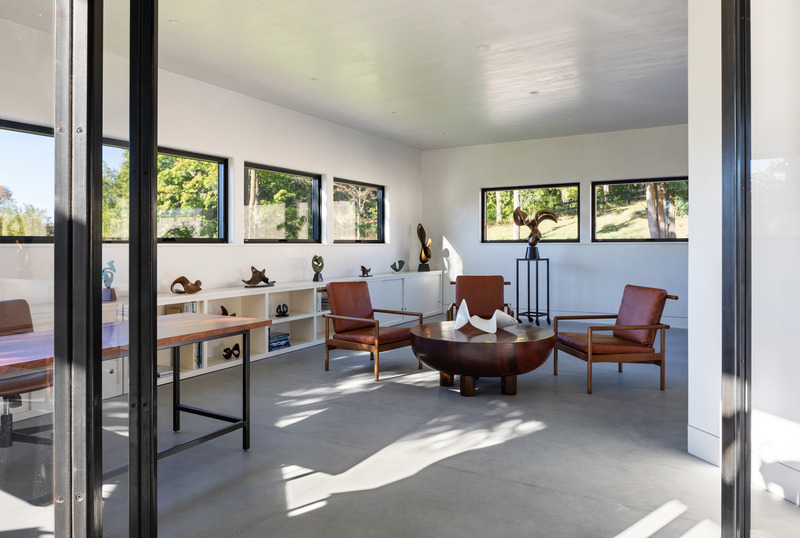 Dossier de presse | 7010-01 - Communiqué de presse | Annex, A Sculptor's Studio - Birdseye - Architecture résidentielle - Interior - Library - Looking from Studio - Crédit photo : Michael Moran
