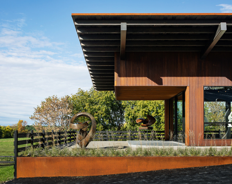 Dossier de presse | 7010-01 - Communiqué de presse | Annex, A Sculptor's Studio - Birdseye - Architecture résidentielle - Exterior - Sculpture Garden - Crédit photo : Michael Moran