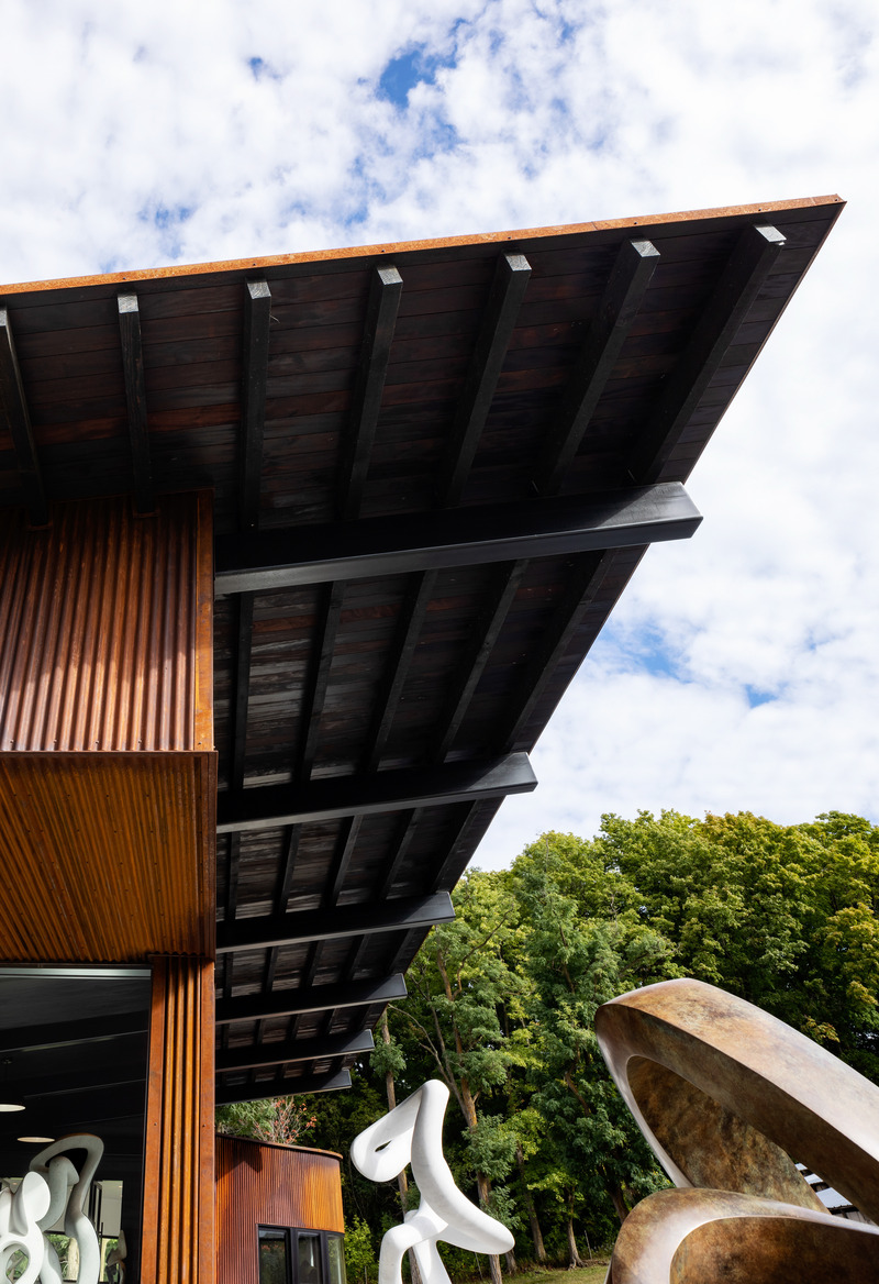 Dossier de presse | 7010-01 - Communiqué de presse | Annex, A Sculptor's Studio - Birdseye - Architecture résidentielle - Exterior - Roof Overhang and Sculpture Detail - Crédit photo : Michael Moran