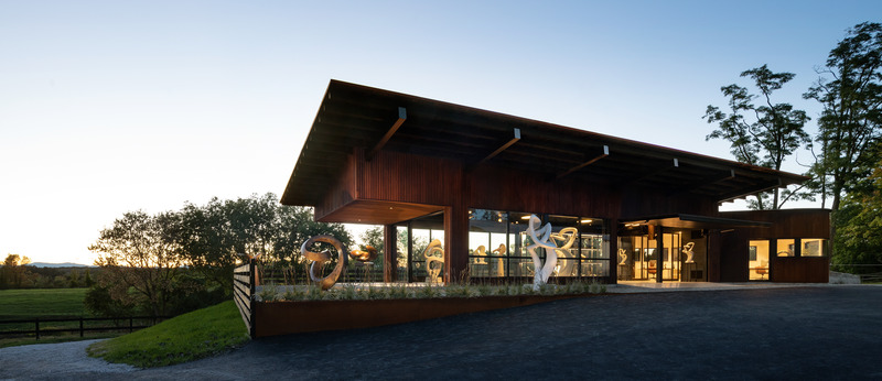 Dossier de presse | 7010-01 - Communiqué de presse | Annex, A Sculptor's Studio - Birdseye - Architecture résidentielle - Exterior - Southeast Corner in Evening - Crédit photo : Michael Moran