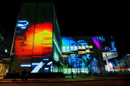 Press kit | 583-04 - Press release | Two new video-projection works - Quartier des spectacles partnership - Lighting Design - Grande bibliothèque (BAnQ) Concepteurs : Lucion Média Parcours lumière du Quartier des spectacles - Photo credit: Martine Doyon, Partenariat du Quartier des spectacles
