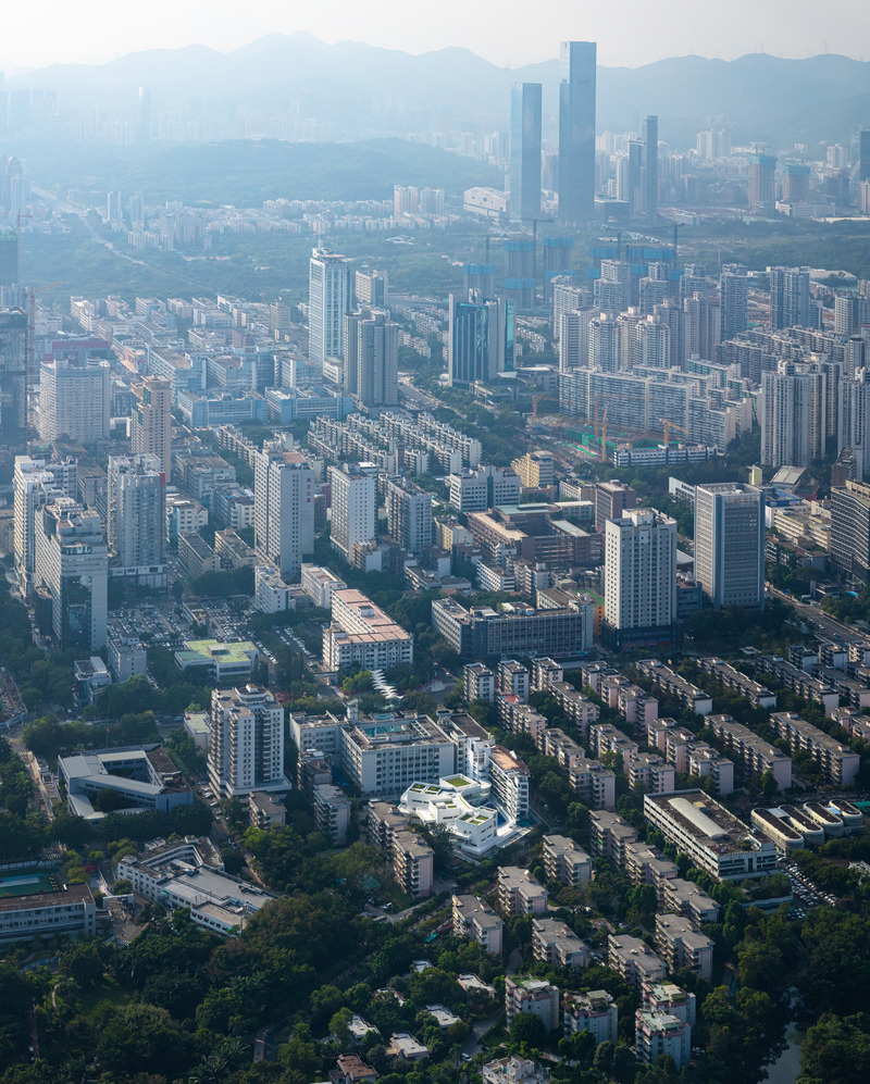 Dossier de presse | 5204-02 - Communiqué de presse | Kindergarten of Museum Forest - Yunchao Xu / Atelier Apeiron - Architecture institutionnelle -  aerial view from city  - Crédit photo : Schran Images