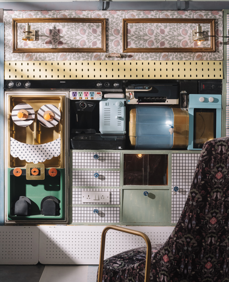 Press kit | 7002-01 - Press release | Big Top - Multitude Of Sins - Commercial Interior Design - The focal wall behind the Christmas table is a collection of e-waste, sanitary fixtures, discarded furniture, and bits and bobs that have been pieced together to reimagine it as a haptic jigsaw. The core intention was to ensure that the waste in its originally dishevelled form now assumes the aura of a curated artistic sculpture, wherein each object has been carefully made a constituent element in the larger picture, with some elements that can be functionally utilised. - Photo credit: Ishita Sitwala