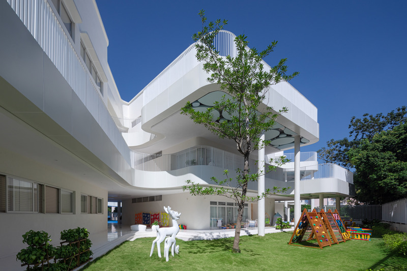 Dossier de presse | 5204-02 - Communiqué de presse | Kindergarten of Museum Forest - Yunchao Xu / Atelier Apeiron - Architecture institutionnelle - the deer sculpture - Crédit photo : Schran Images