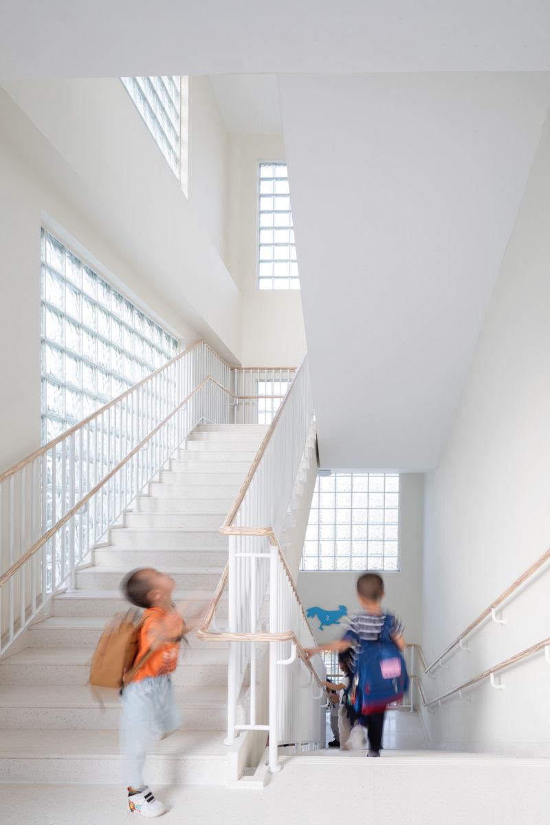 Dossier de presse | 5204-02 - Communiqué de presse | Kindergarten of Museum Forest - Yunchao Xu / Atelier Apeiron - Architecture institutionnelle - sunlight staircase - Crédit photo : Schran Images
