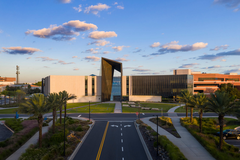 Dossier de presse | 2353-05 - Communiqué de presse | The L. Gale Lemerand Student Center Transforms the Daytona State College campus - ikon.5 architects - Architecture institutionnelle - Student Center as a gateway portal to campus entering from International Speedway Boulevard - Crédit photo : Brad Feinknopf