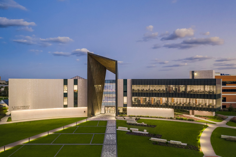 Dossier de presse | 2353-05 - Communiqué de presse | The L. Gale Lemerand Student Center Transforms the Daytona State College campus - ikon.5 architects - Architecture institutionnelle - Student Center as a beacon of light at campus entry - Crédit photo : Brad Feinknopf