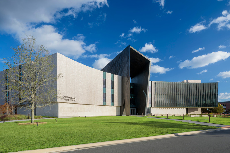 Dossier de presse | 2353-05 - Communiqué de presse | The L. Gale Lemerand Student Center Transforms the Daytona State College campus - ikon.5 architects - Architecture institutionnelle - Entry façade curves to embrace approach on to campus with local coquina stone and bronze architectural panels and screen - Crédit photo : Brad Feinknopf