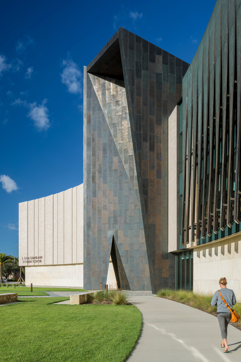 Dossier de presse | 2353-05 - Communiqué de presse | The L. Gale Lemerand Student Center Transforms the Daytona State College campus - ikon.5 architects - Architecture institutionnelle - Student center is a gateway portal to the campus linking existing pedestrian pathways - Crédit photo : Brad Feinknopf
