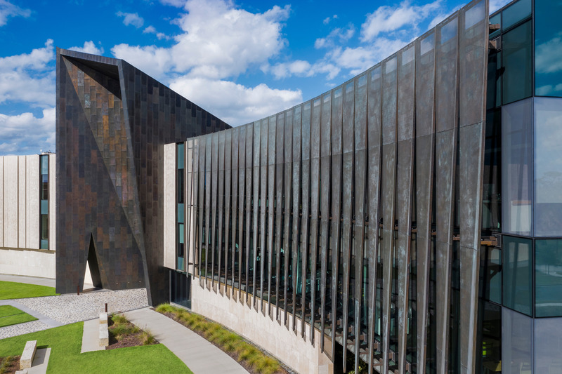 Dossier de presse | 2353-05 - Communiqué de presse | The L. Gale Lemerand Student Center Transforms the Daytona State College campus - ikon.5 architects - Architecture institutionnelle - Bronze solar screen shields façade - Crédit photo : Brad Feinknopf