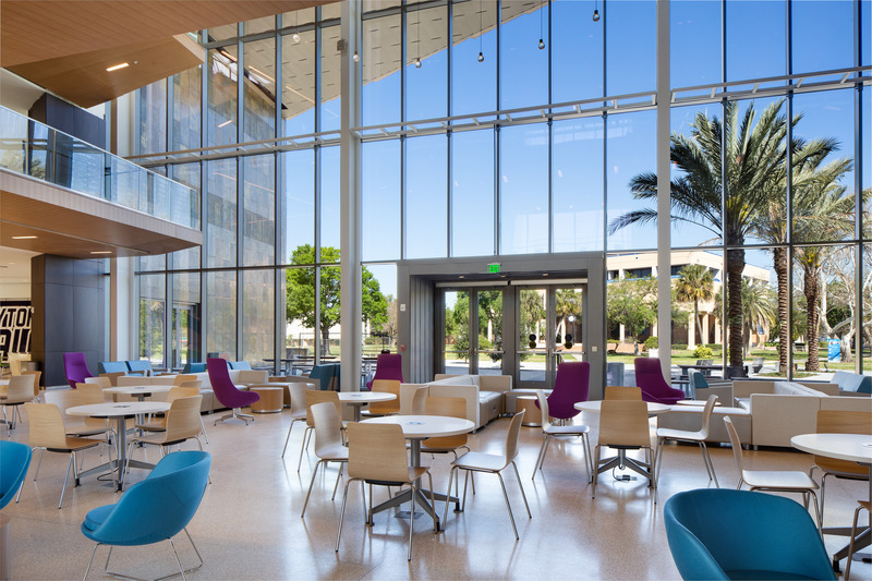 Dossier de presse | 2353-05 - Communiqué de presse | The L. Gale Lemerand Student Center Transforms the Daytona State College campus - ikon.5 architects - Architecture institutionnelle - Student Center Commons looks out onto campus quadrangle - Crédit photo : Joni Hofmann